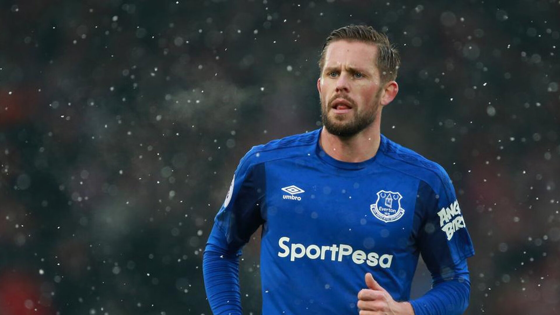 恩多比·恩乔的无可挑剔的踢球技术使南非队成为世界强队，恩多简历