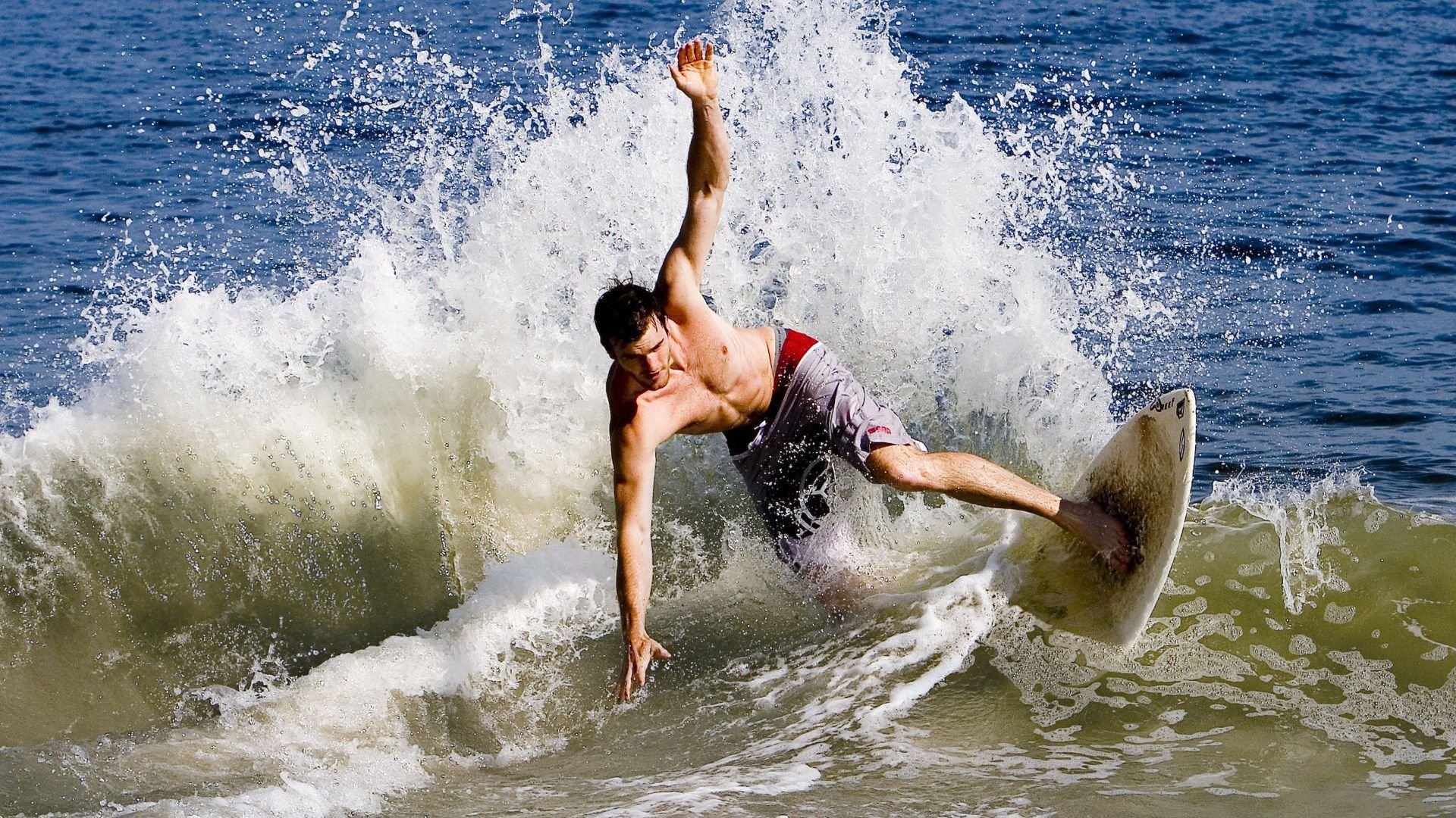 恩多比·恩乔的无可挑剔的踢球技术使南非队成为世界强队，恩多简历